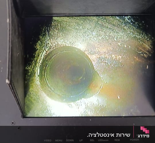 צילום מסך של מצלמת ביוב עם צינור
